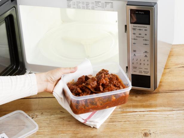 Reheating food: Materials You Can Put in the Microwave