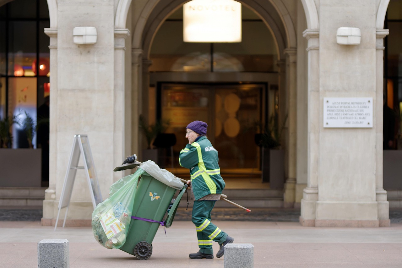 Commercial Tote Rental vs. Residential Tote Rental: Which Waste Solution Do You Need?
